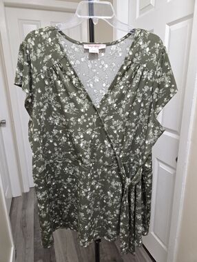 In Every Story Pkus Size Green Floral Top